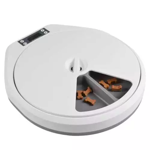 Met deze automatische eetkom van duvoplus kan je je huisdier eten geven volgens de tijd en hoeveelheid die je vooraf hebt ingesteld. Je kan tot 5 maaltijden per dag programmeren. De voerautomaat is heel gebruiksvriendelijk en in geen tijd ingesteld. Het is geschikt voor katten of kleine & medium honden en kan met nat- en droogvoer of snacks worden gevuld. Door het stevig deksel is het voer zeer goed beschermd tegen niejesgierige dieren. De automaat is gemaakt uit duurzame kunststof en is daardoor gemakkelijk schoon te maken. Zeer geschikt voor baasjes die overdag niet veel thuis zijn en gespreide maaltijden aan hun geliefde dier willen geven.